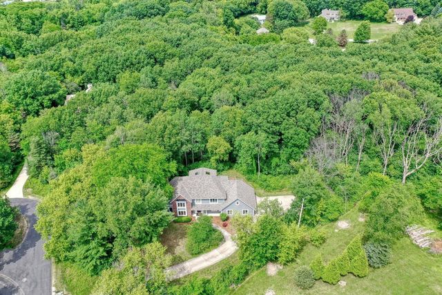 1248 N Lost Woods ROAD, Summit, WI 53066