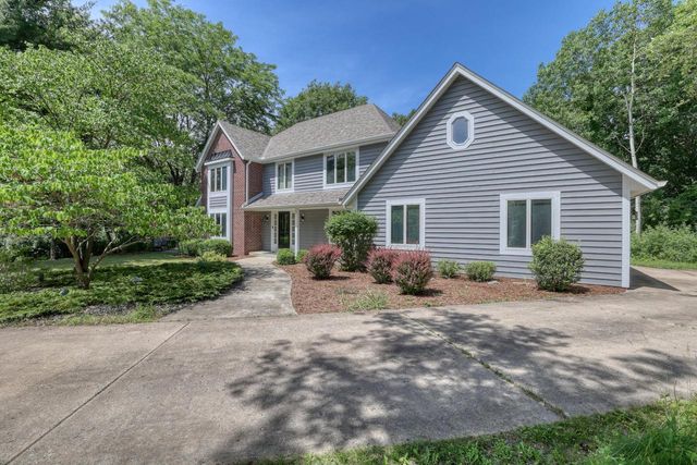 1248 N Lost Woods ROAD, Summit, WI 53066