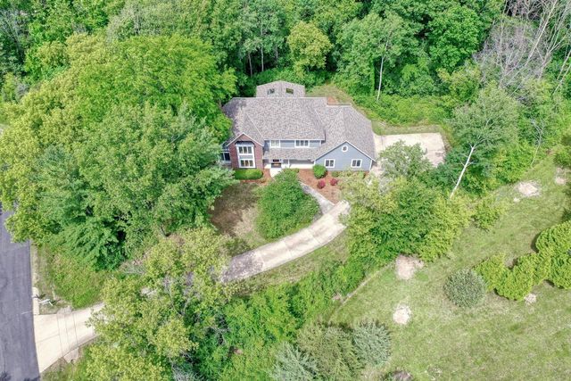 1248 N Lost Woods ROAD, Summit, WI 53066