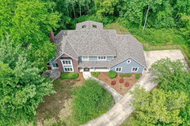 1248 N Lost Woods ROAD, Summit, WI 53066