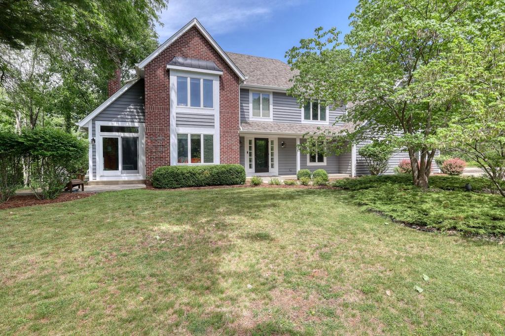 1248 N Lost Woods ROAD, Summit, WI 53066