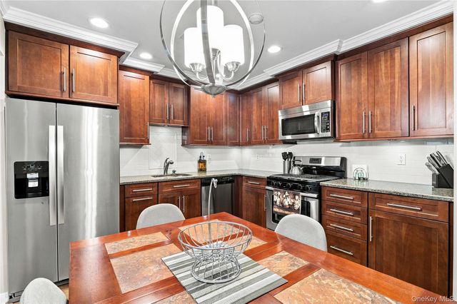 170 Thomas Lane, East Setauket, NY 11733
