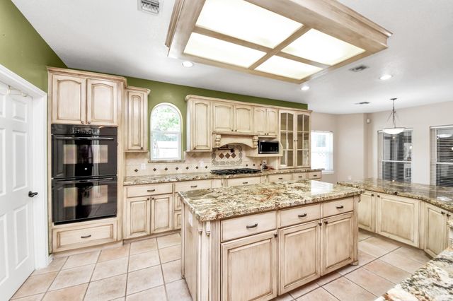 1930 Running Bear Trail, Crosby, TX 77532