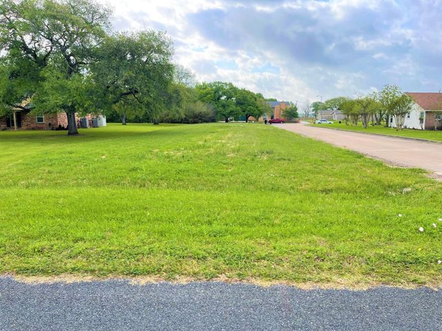 2825 Golf Crest Drive, Wharton, TX 77488