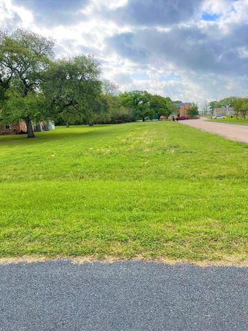 2825 Golf Crest Drive, Wharton, TX 77488