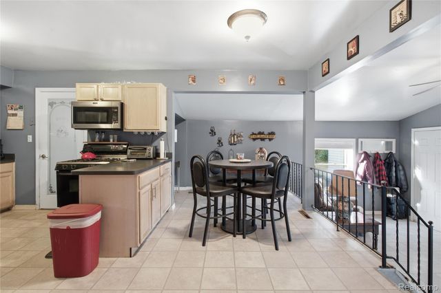 21211 Ardmore Park Drive, St. Clair Shores, MI 48081
