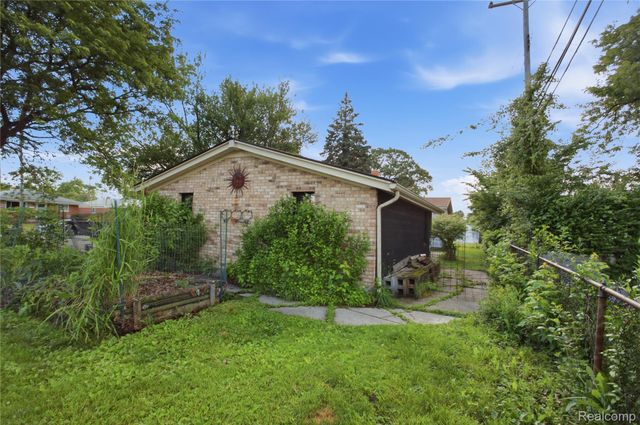 21211 Ardmore Park Drive, St. Clair Shores, MI 48081