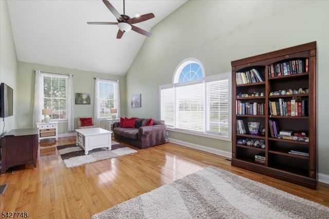 1 Beehive Ln, Raritan Twp., NJ 08822