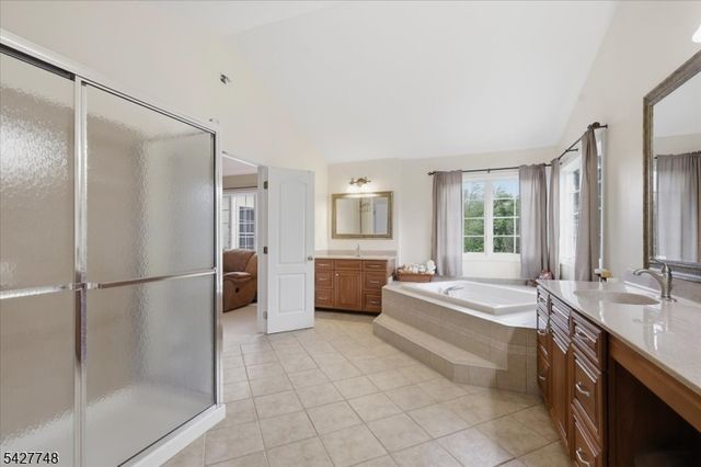 1 Beehive Ln, Raritan Twp., NJ 08822