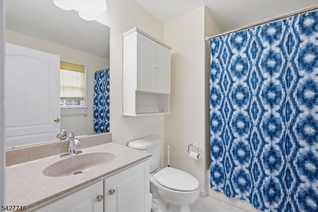1 Beehive Ln, Raritan Twp., NJ 08822