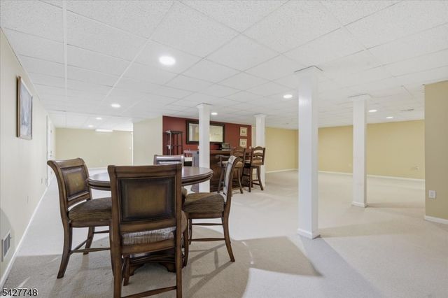 1 Beehive Ln, Raritan Twp., NJ 08822