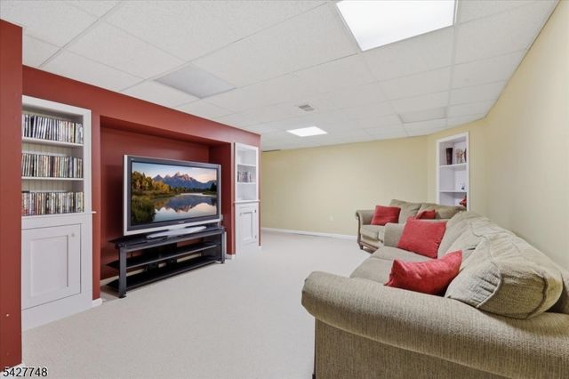 1 Beehive Ln, Raritan Twp., NJ 08822