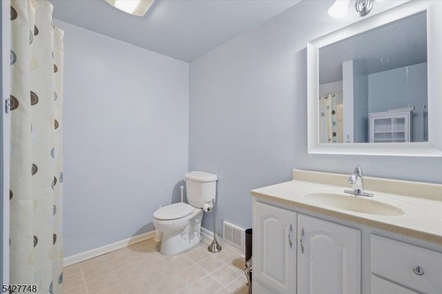 1 Beehive Ln, Raritan Twp., NJ 08822