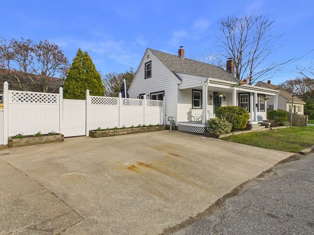 786 Wildwood Rd, New Bedford, MA 02745
