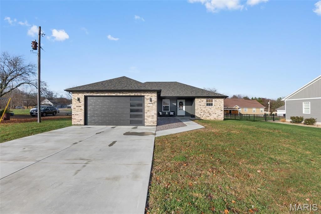 717 Deerfield Lane, Farmington, MO 63640