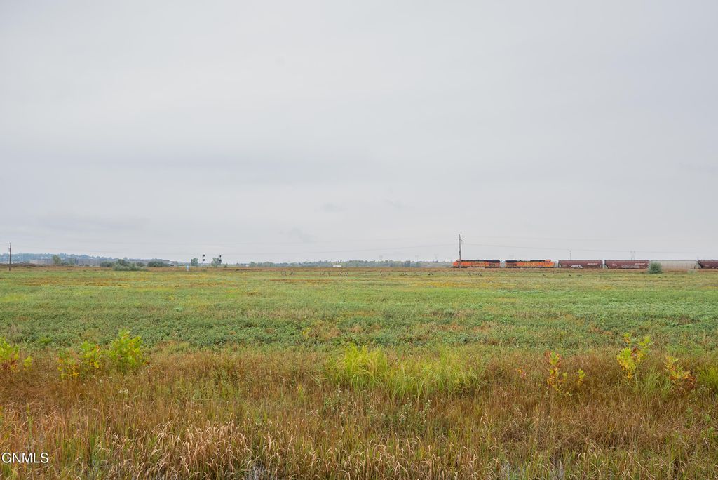 1431 Saber Loop, Bismarck, ND 58504 photo 22