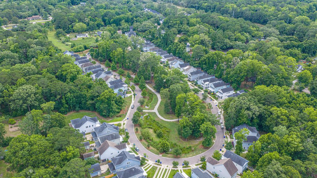 Image 5 of property listing at 2008 Fleming Woods Road, Charleston, SC 29412