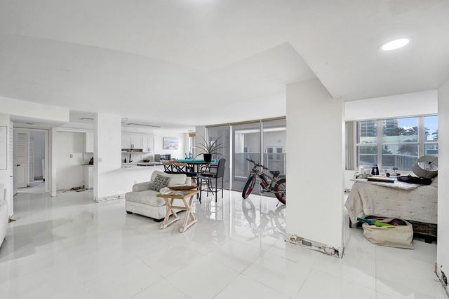 2751 S Ocean Drive 302s, Hollywood, FL 33019
