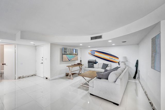 2751 S Ocean Drive 302s, Hollywood, FL 33019