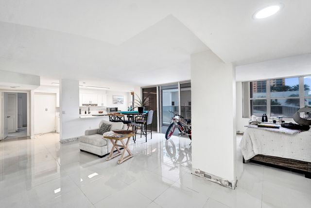 2751 S Ocean Drive 302s, Hollywood, FL 33019