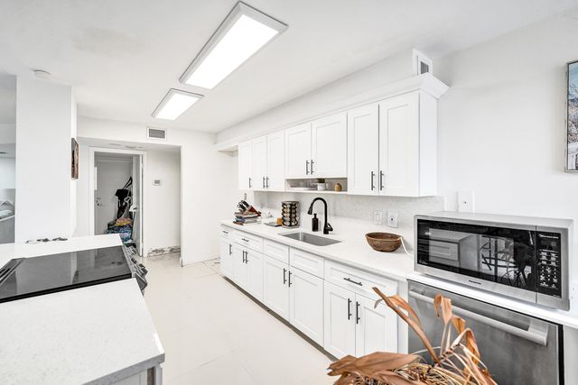 2751 S Ocean Drive 302s, Hollywood, FL 33019