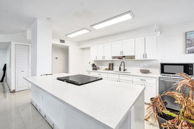 2751 S Ocean Drive 302s, Hollywood, FL 33019