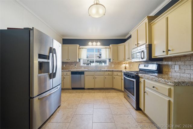 411 E 6th Street, Claremore, OK 74017