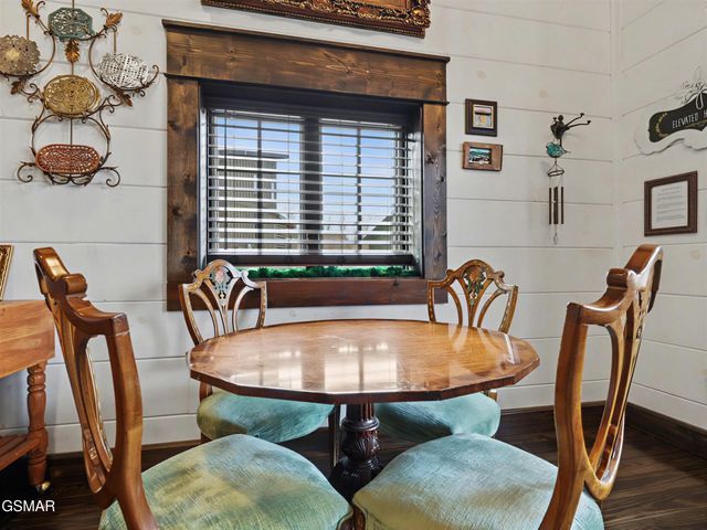 225 Chimney Tops Way, Gatlinburg, TN 37738