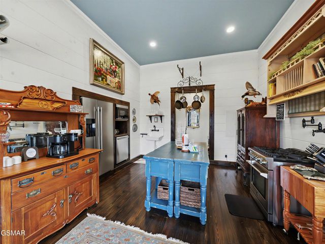 225 Chimney Tops Way, Gatlinburg, TN 37738