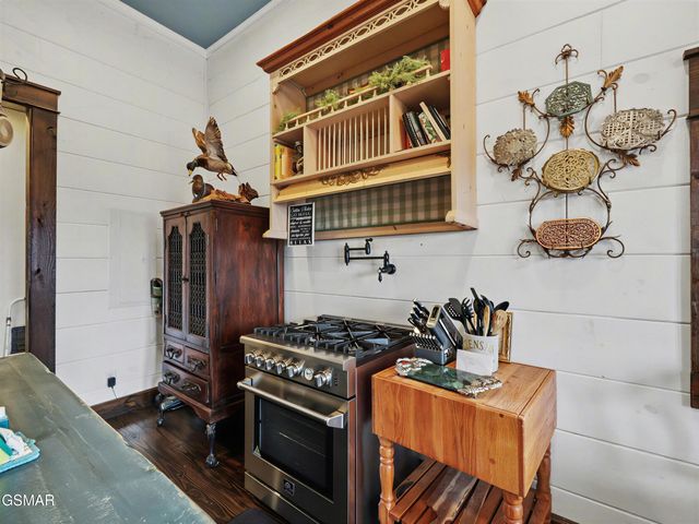 225 Chimney Tops Way, Gatlinburg, TN 37738