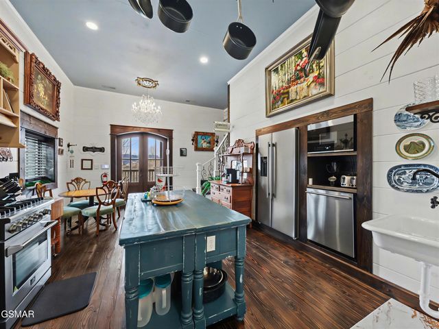 225 Chimney Tops Way, Gatlinburg, TN 37738