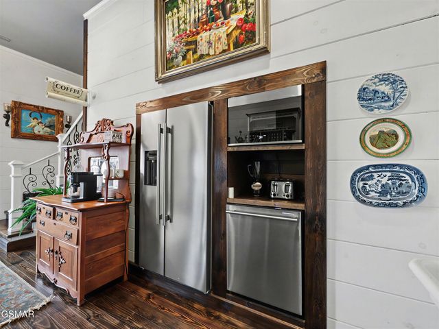 225 Chimney Tops Way, Gatlinburg, TN 37738