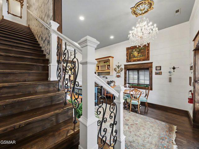 225 Chimney Tops Way, Gatlinburg, TN 37738