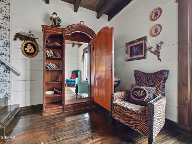 225 Chimney Tops Way, Gatlinburg, TN 37738