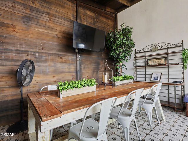 225 Chimney Tops Way, Gatlinburg, TN 37738