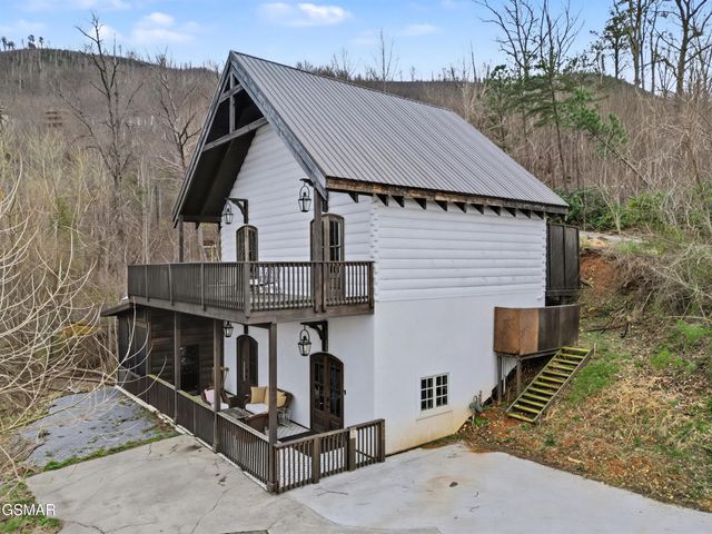 225 Chimney Tops Way, Gatlinburg, TN 37738