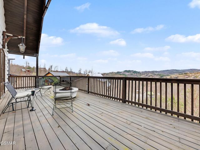 225 Chimney Tops Way, Gatlinburg, TN 37738