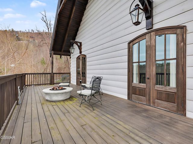 225 Chimney Tops Way, Gatlinburg, TN 37738