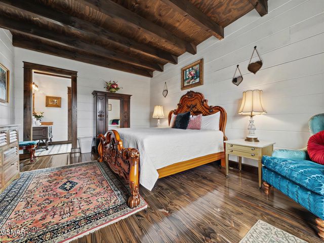 225 Chimney Tops Way, Gatlinburg, TN 37738