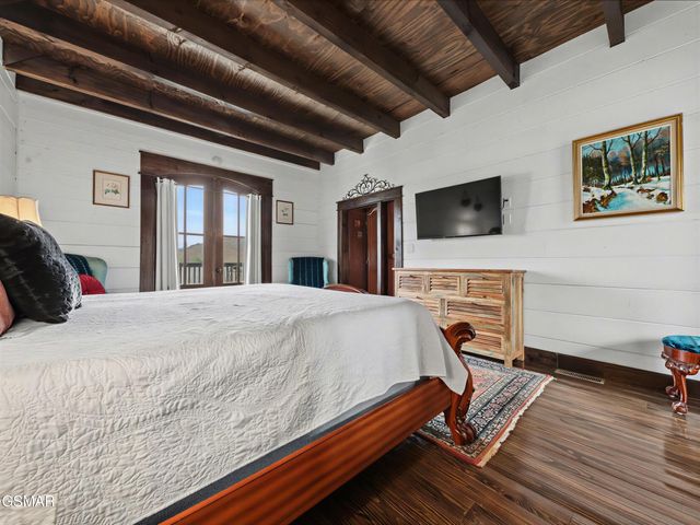 225 Chimney Tops Way, Gatlinburg, TN 37738