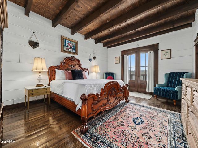 225 Chimney Tops Way, Gatlinburg, TN 37738