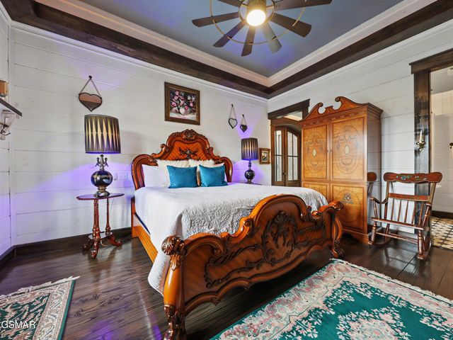 225 Chimney Tops Way, Gatlinburg, TN 37738