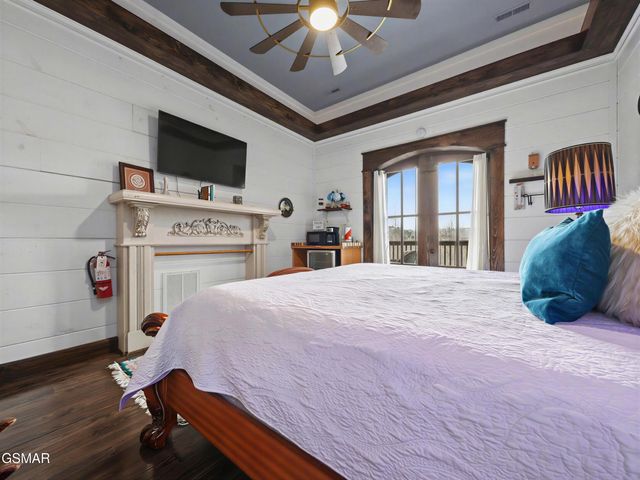 225 Chimney Tops Way, Gatlinburg, TN 37738