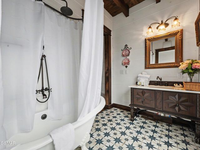 225 Chimney Tops Way, Gatlinburg, TN 37738