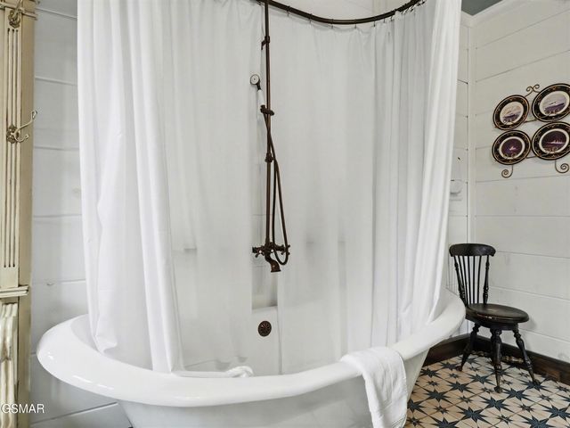 225 Chimney Tops Way, Gatlinburg, TN 37738