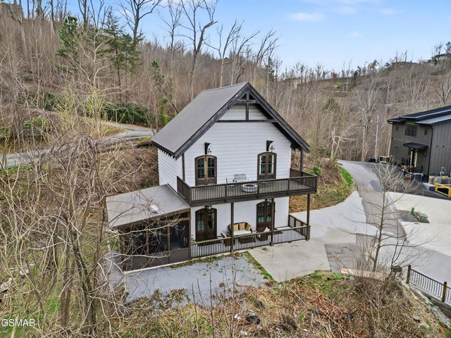225 Chimney Tops Way, Gatlinburg, TN 37738