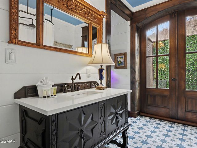 225 Chimney Tops Way, Gatlinburg, TN 37738