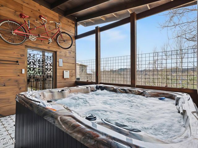 225 Chimney Tops Way, Gatlinburg, TN 37738