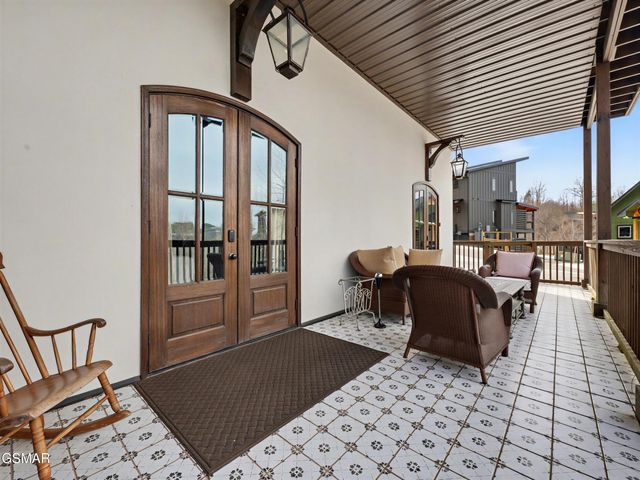 225 Chimney Tops Way, Gatlinburg, TN 37738