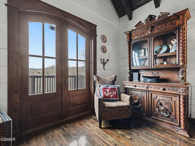 225 Chimney Tops Way, Gatlinburg, TN 37738